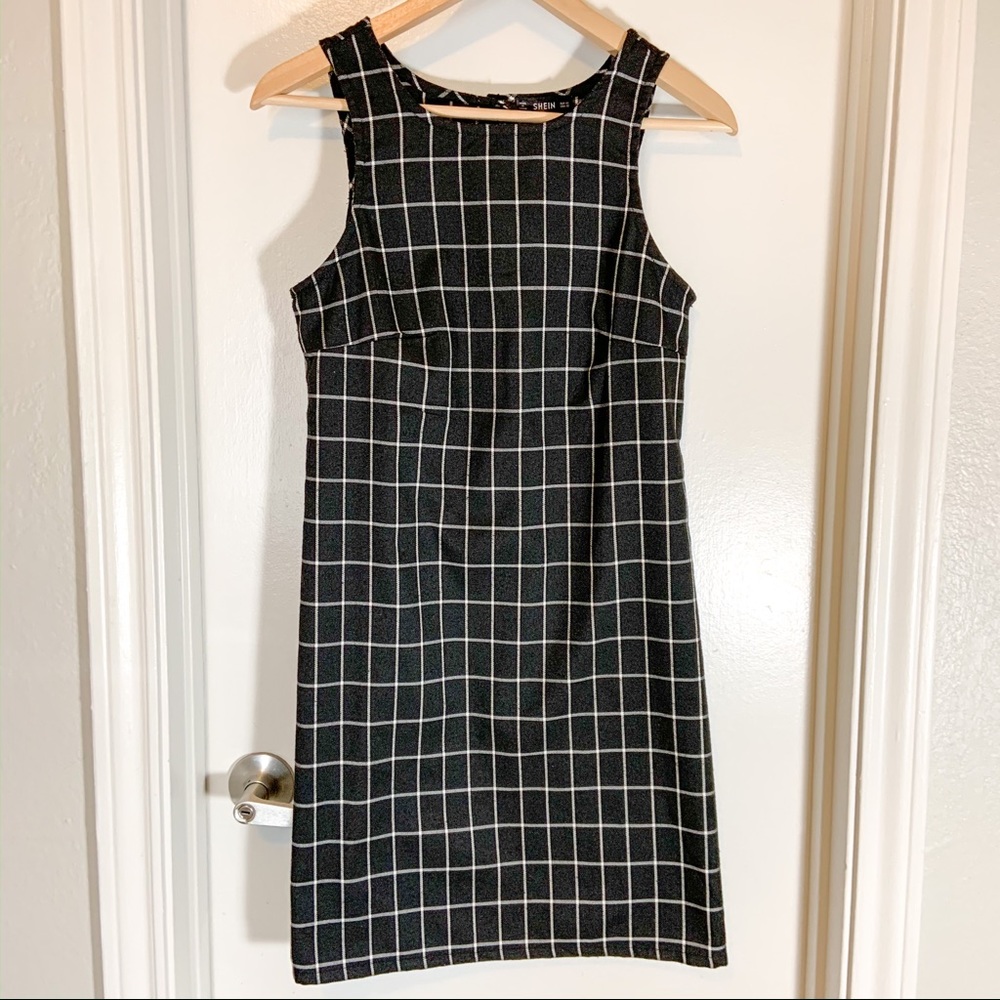 🌸 Keyhole Back Sleeveless Grid Dress